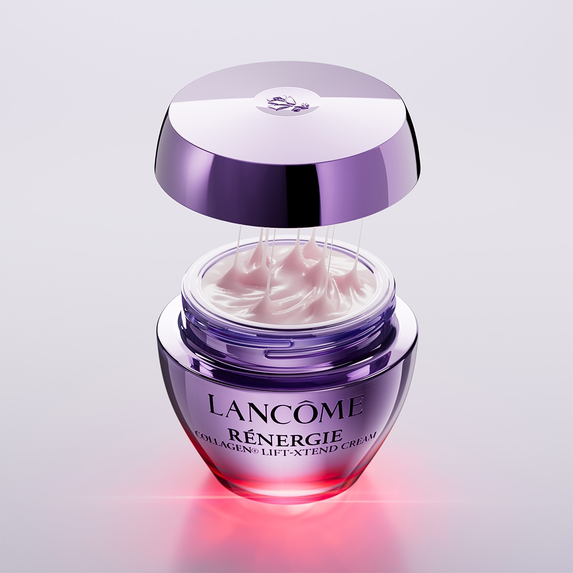De Lancôme Rénergie Collageen Lift Xtrem crème in een paarse pot met zilveren deksel, de crème is zacht roze van kleur.