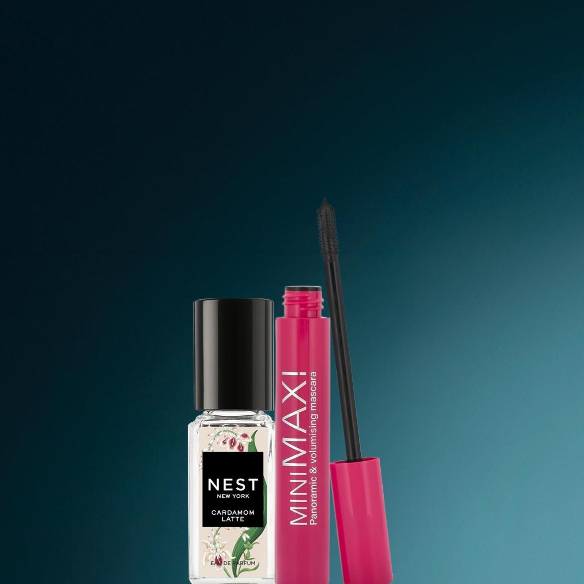 Een Nest New York Cardamom Latte Eau de Parfum en een roze MiniMaxi Panoramic & Volumising Mascara met de borstel ernaast, staan op een donkerblauwe achtergrond.