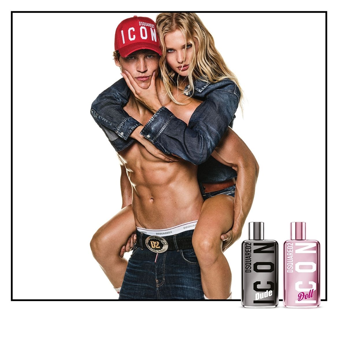Een man met een rode pet en een vrouw in spijkerstof omhelzen elkaar, met twee parfumflesjes, Dsquared2 Icon Dude en Icon Doll, op de voorgrond.