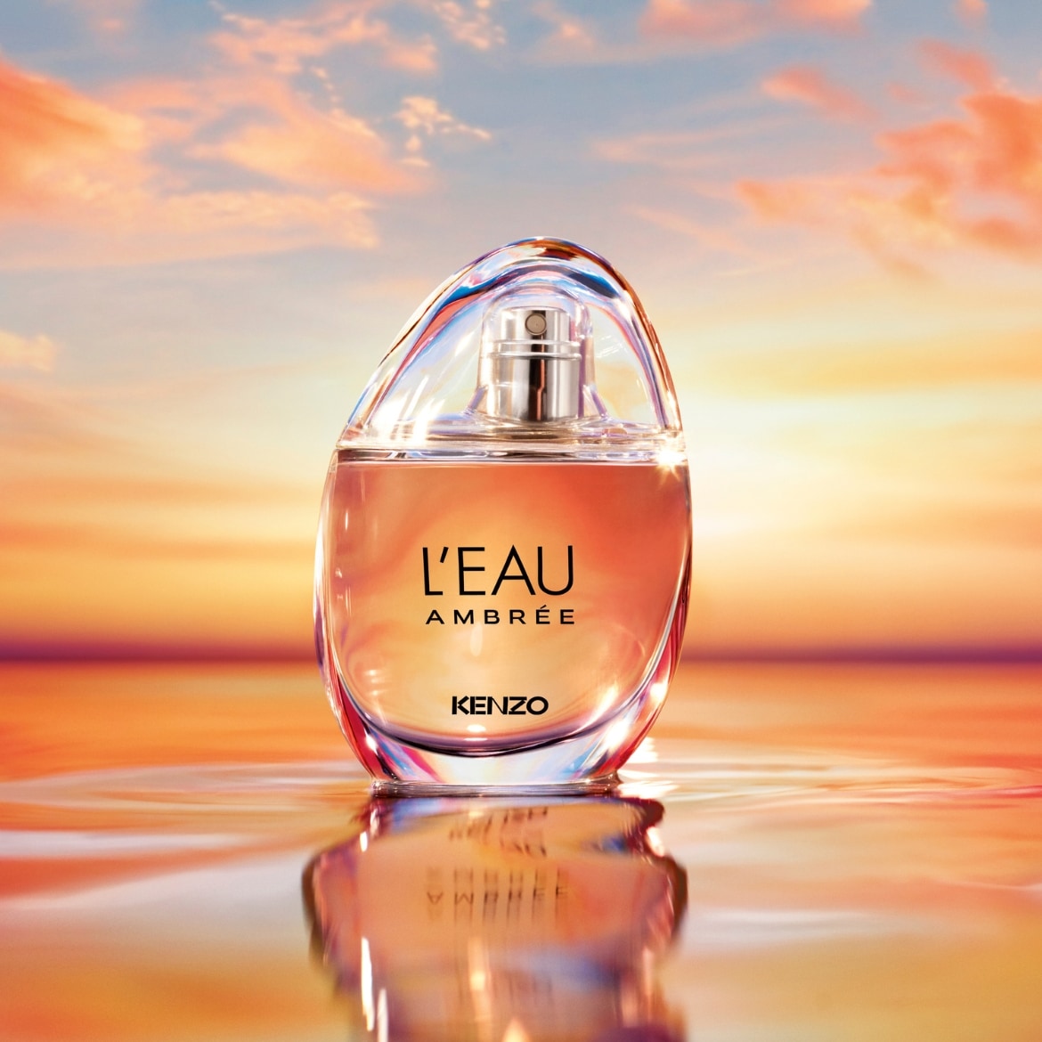 De Kenzo L'Eau Ambrée Eau de Toilette, gehuld in een transparante flacon met zachte rondingen, weerspiegelt de warme gloed van een zonsondergang.