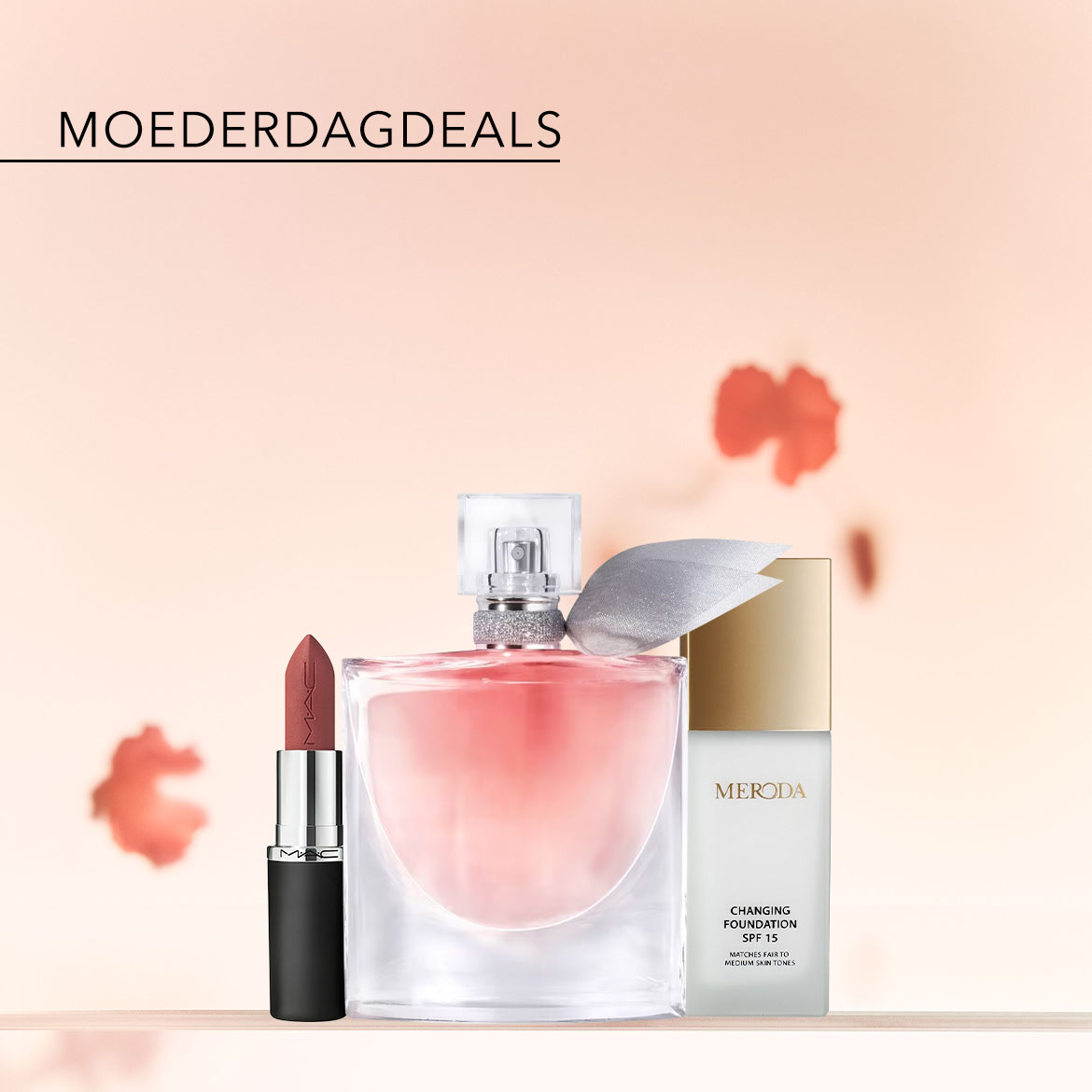 Ontdek Moederdagdeals met een roze parfumfles versierd met een zilveren strik, een MAC lipstick in een bruintint en een fles Meroda foundation.