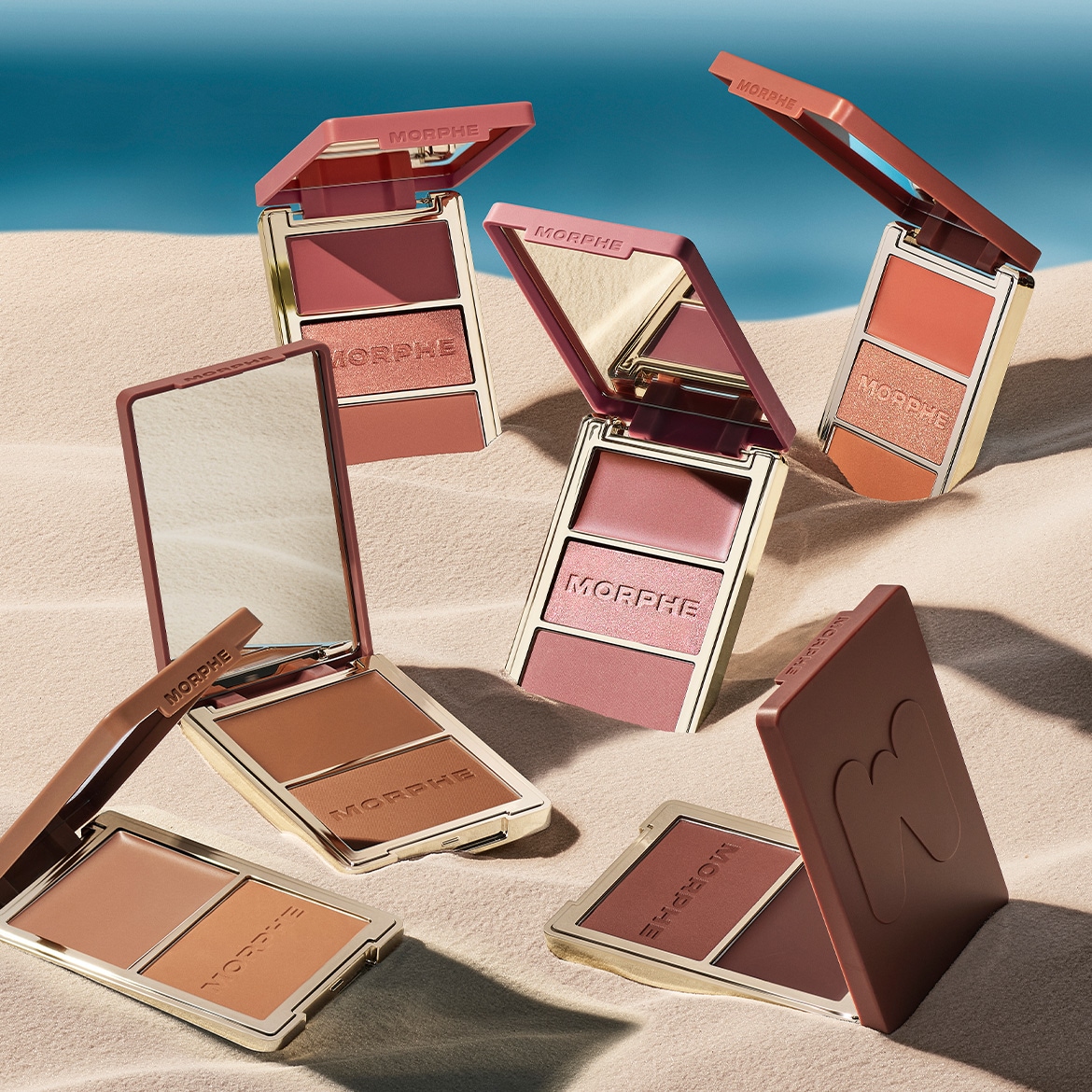 Ontdek de Morphe blushpaletten in verschillende aardetinten, perfect voor een zonovergoten gloed.