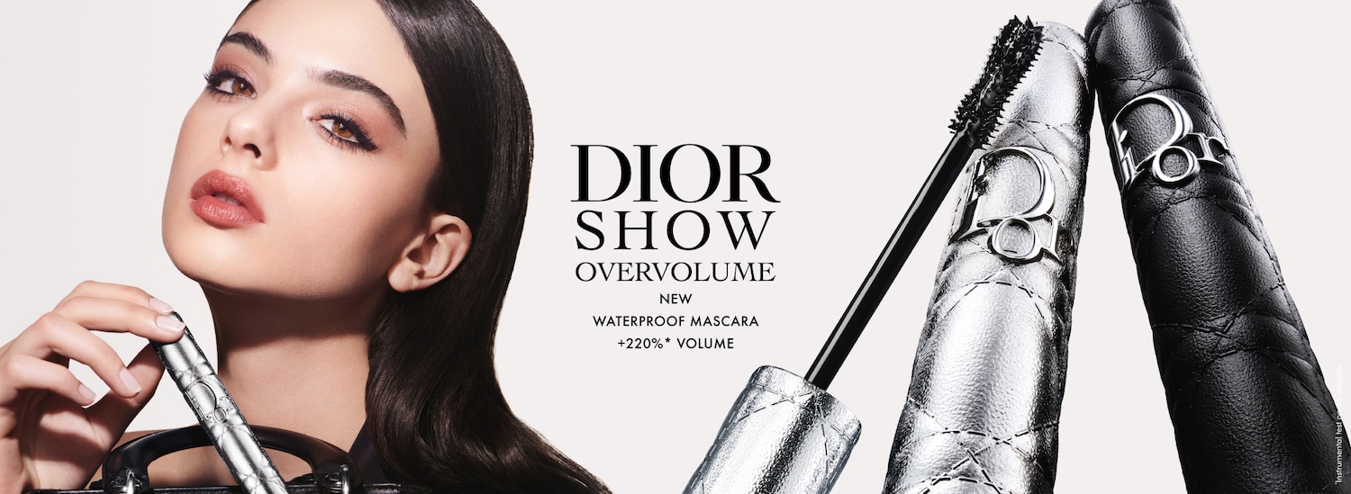Dior Show Overvolume waterproof mascara, belooft +220% volume, gepresenteerd met een model met subtiele make-up en zilveren verpakking.