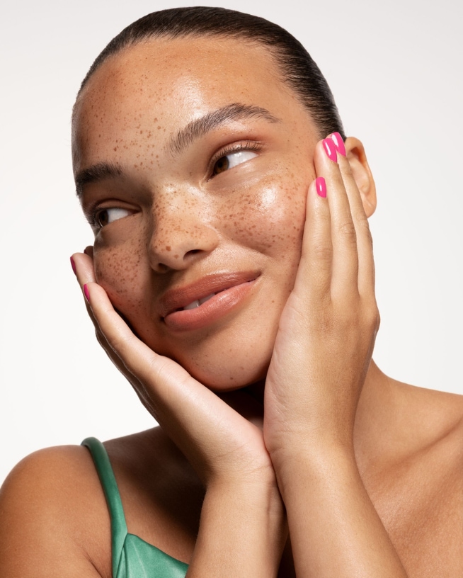 Ontdek een reeks huidverzorgingsproducten, waaronder Kiehl's Creamy Eye Treatment, Paula's Choice 10% Azelaic Acid Booster, Douglas Essential make-upremoverolie, Kylie Skin Hydrating Face Mask en Estée Lauder DayWear Sheer Tint Release Moisturizer.