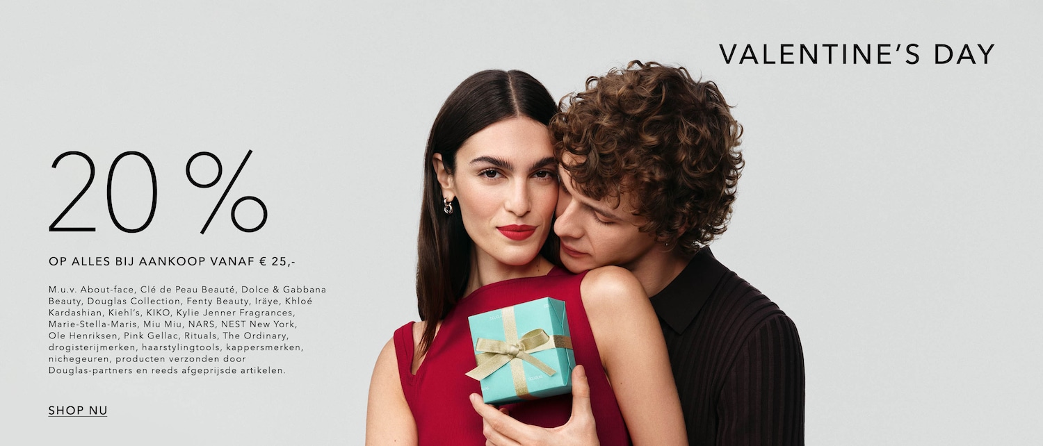 Valentijnsdag deal: 20% korting op alles vanaf € 25,-. Een vrouw in een rode jurk houdt een lichtblauwe Douglas cadeauverpakking vast, terwijl een man haar omhelst. Shop nu!