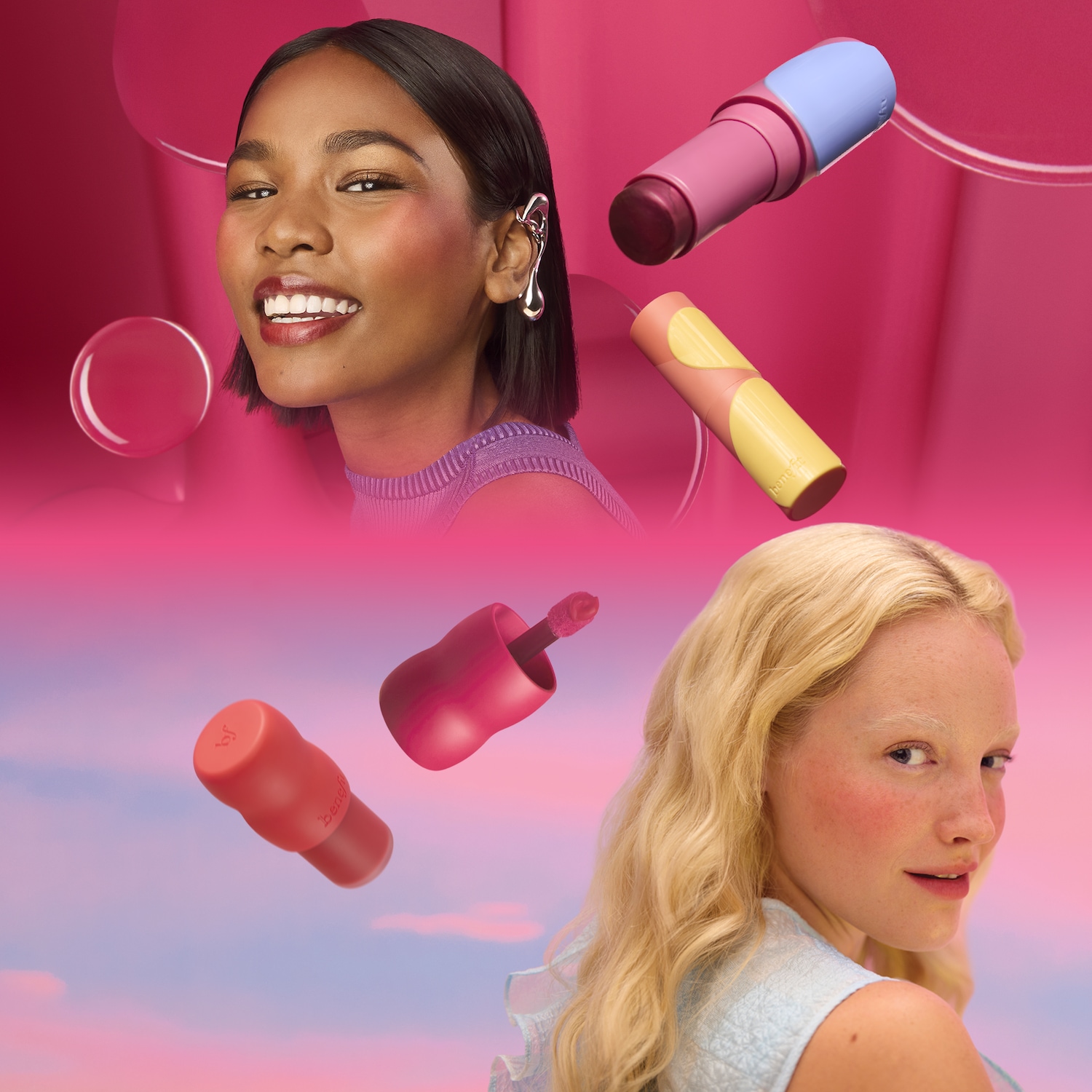 Twee modellen met blosjes op de wangen en lippenstift, omringd door Benefit make-up producten in roze, perzik en gele tinten.