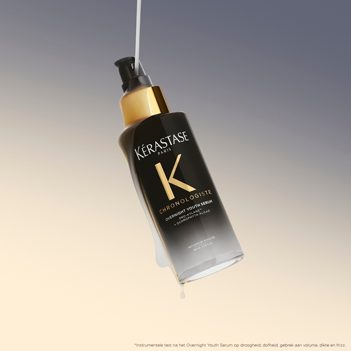 De Kérastase Chronologiste Overnight Youth Serum in een zwarte flacon met gouden accenten, belooft herstel van droog en dof haar, meer volume en minder frizz.