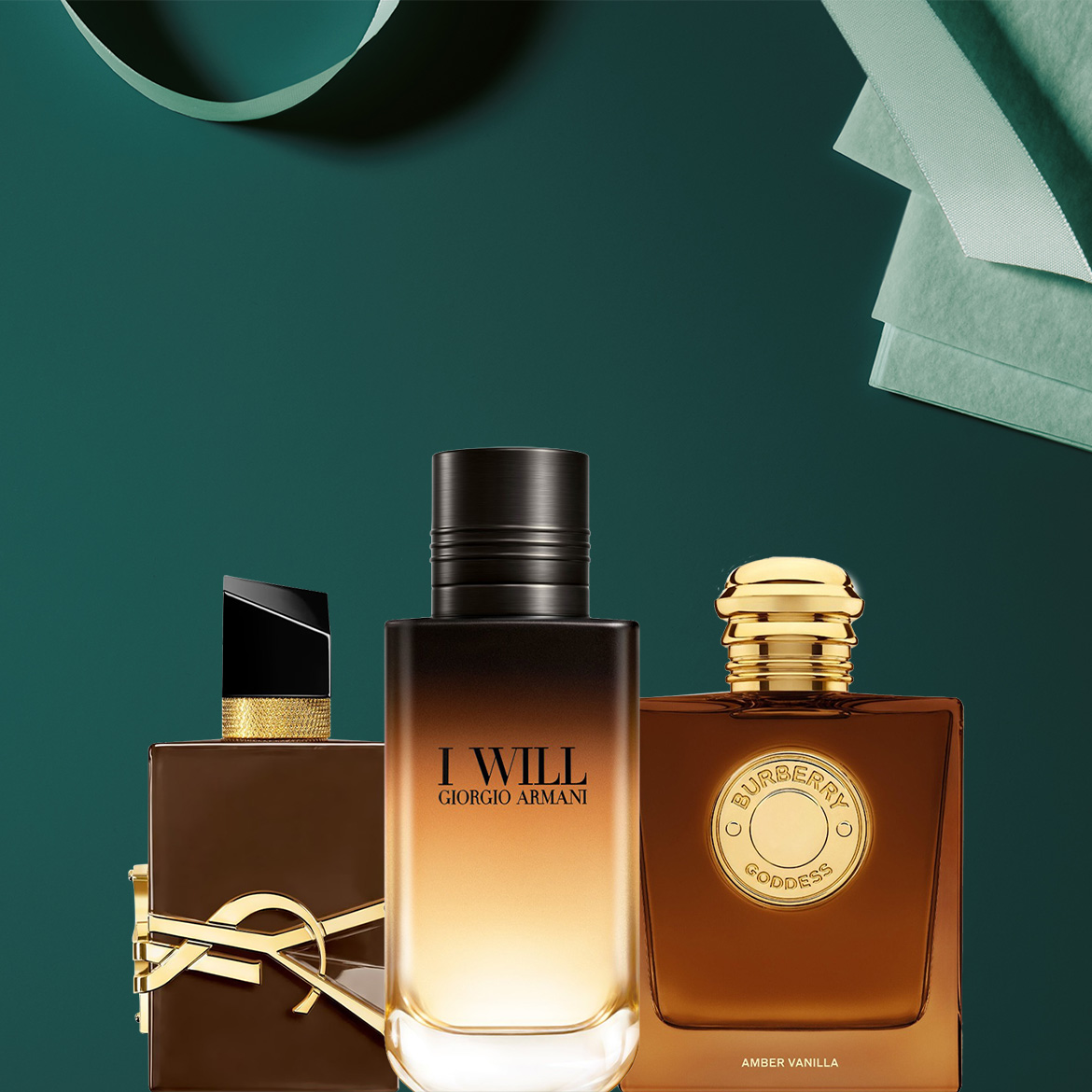 Drie populaire designerparfums van Yves Saint Laurent, Giorgio Armani en Burberry zijn elegant gerangschikt tegen een donkergroene achtergrond met feestelijke accenten.