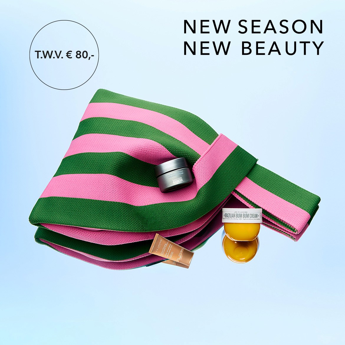 Een roze en groen gestreepte tas met drie beautyproducten: een grijs potje van Babor, een goudkleurige tube van Clarins en een geel potje van Sol de Janeiro, met de tekst "NIEUW SEIZOEN NIEUWE BEAUTY" en "T.W.V. € 80,-".