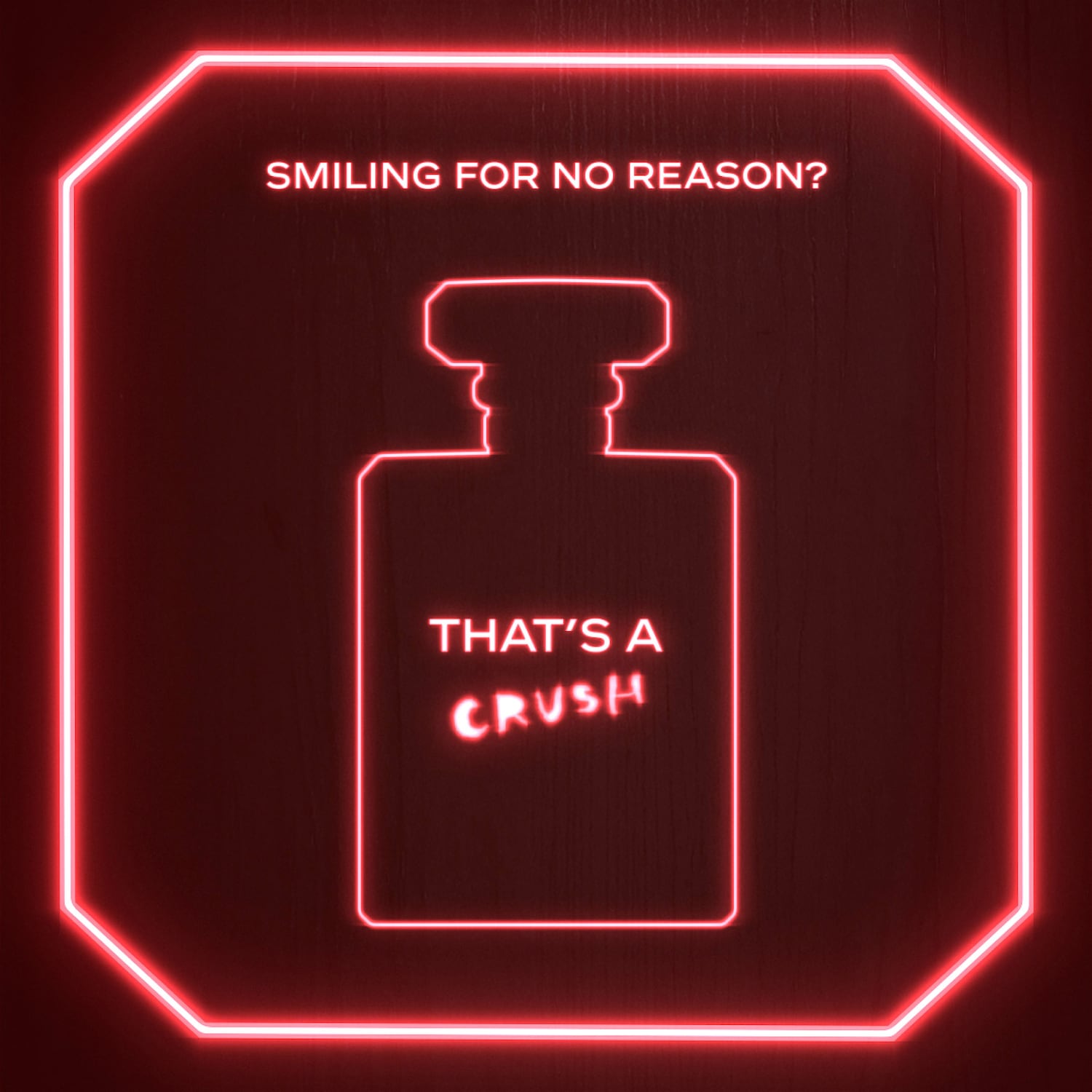 Een rode neonlichtreclame op een donkerrode achtergrond toont de tekst "SMILING FOR NO REASON? THAT'S A CRUSH" met een omtrek van een parfumflesje in het midden.