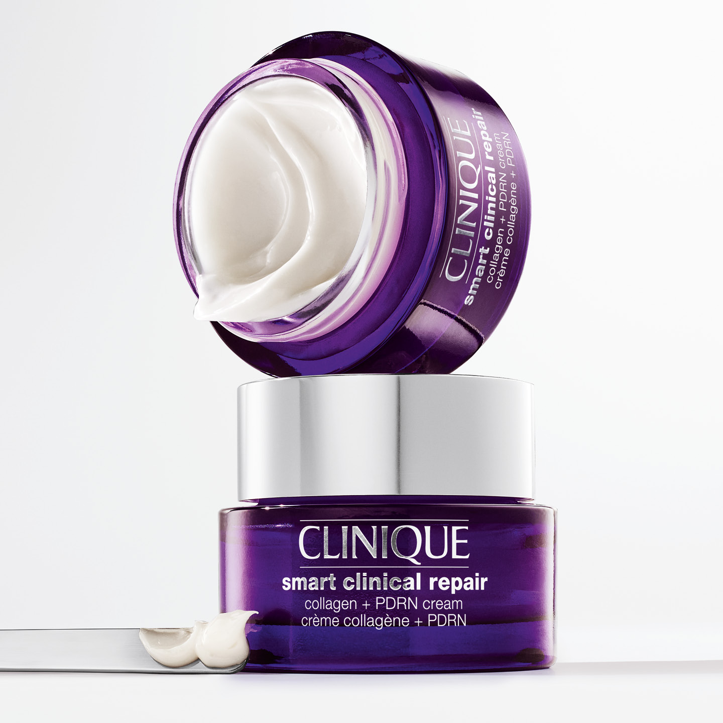 De Clinique Smart Clinical Repair crème in een paarse pot met zilveren deksel, toont een rijke witte crème textuur, ideaal voor collageen en PDRN huidverzorging.