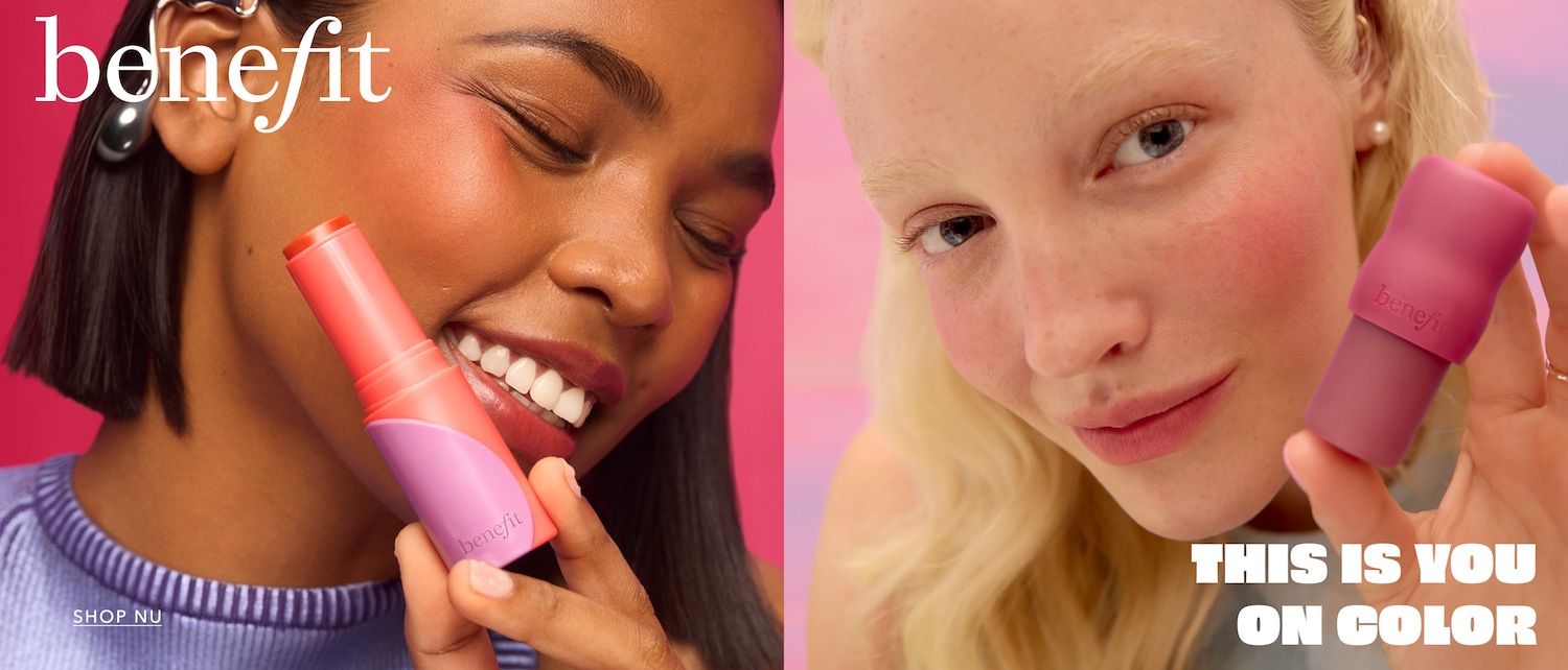 Twee modellen, de ene met een perzikkleurige Benefit blush stick en de andere met een roze, laten zien hoe de blush hun huid een natuurlijke blos geeft.