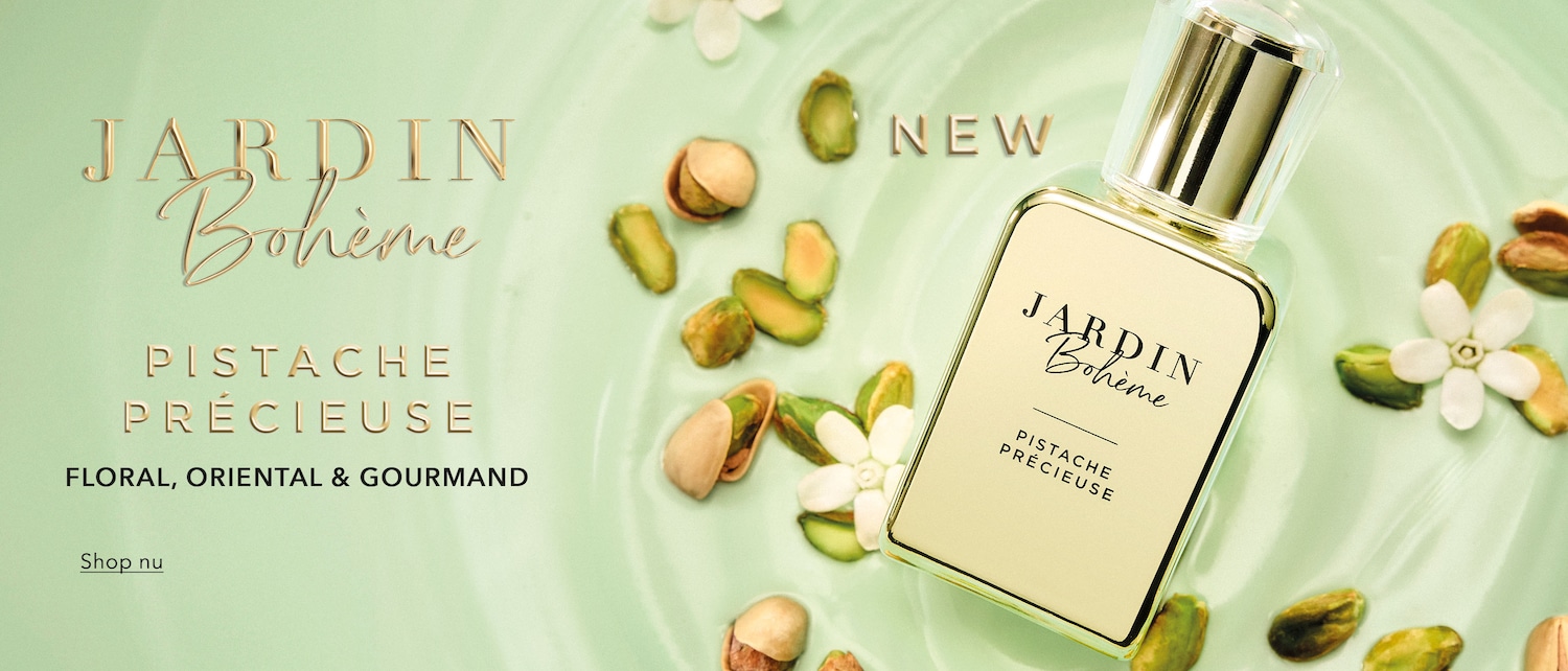 Ontdek de nieuwe Jardin Bohème Pistache Précieuse, een bloemige, oriëntaalse en gourmand geur, gepresenteerd in een elegante fles op een lichtgroene achtergrond met pistachenoten en witte bloemen. Shop nu.