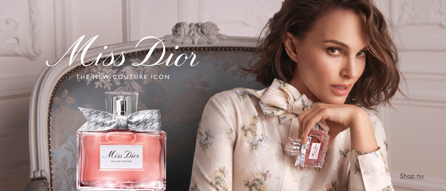 Natalie Portman presenteert Miss Dior Eau de Parfum, een nieuwe couture-icoon, met een roze parfumflesje versierd met een zilveren strik, en nodigt je uit om nu te winkelen.