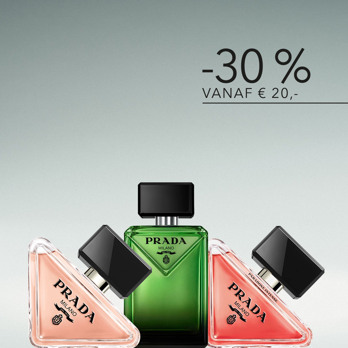 Drie Prada-parfums, waaronder Paradoxe Intense, staan op een rij, met de middelste fles groen en de buitenste twee roze en rood, en een aanbieding van 30% korting vanaf €20.