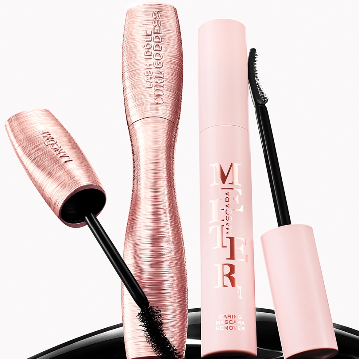 Ontdek de Lancôme Lash Idôle Curl Goddess mascara in een roségouden verpakking en de M тер Caring Mascara Remover in een zachtroze flacon, voor een complete oogmake-up routine.