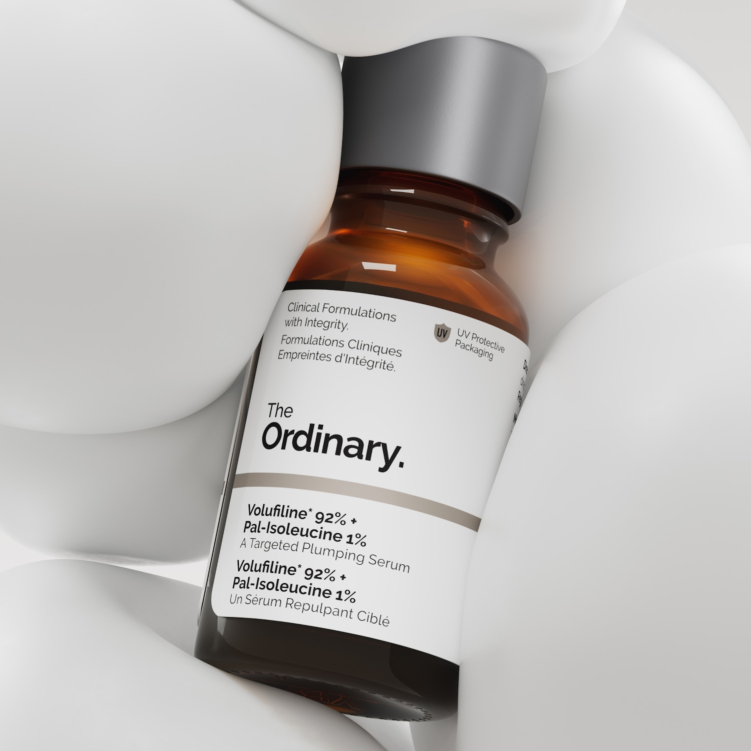 De Ordinary Volufiline 92% + Pal-Isoleucine 1% serum in een bruine glazen fles met een grijze dop, omgeven door witte vormen, biedt klinische formules met integriteit en UV-beschermende verpakking.