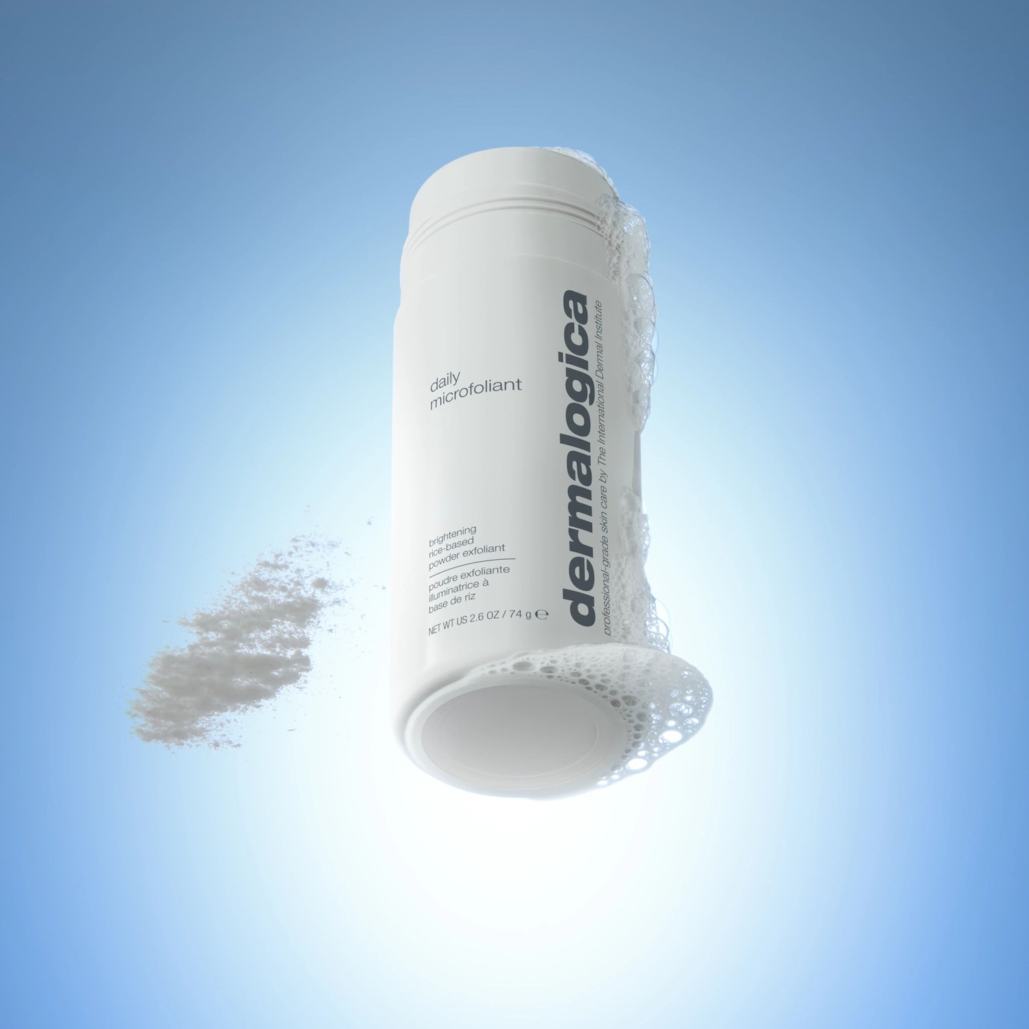 De Dermalogica Daily Microfoliant is een rijstgebaseerde poederexfoliant die de huid verheldert en glad maakt, gepresenteerd in een witte fles met schuim en poeder.