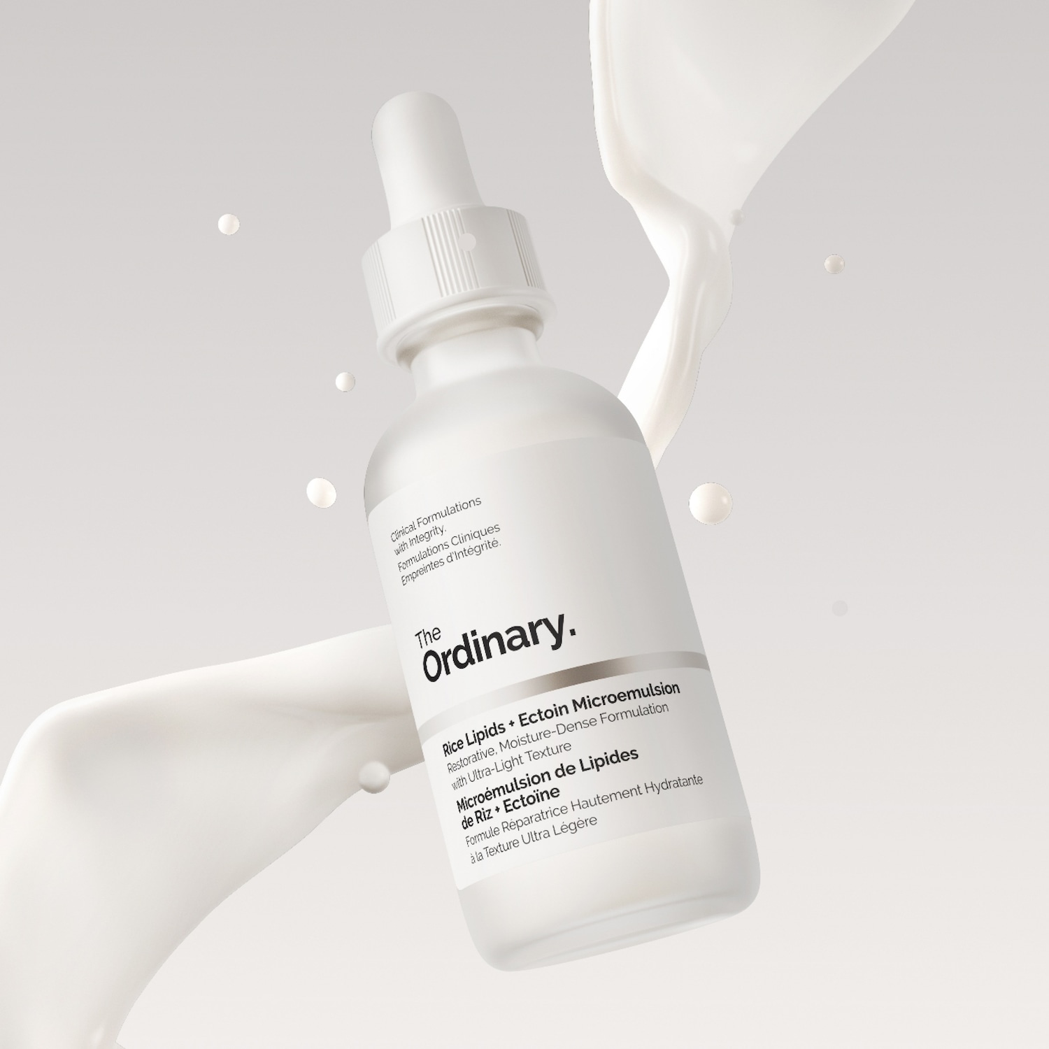 De Ordinary Rice Lipids + Ectoin Microemulsion, een herstellende, vochtinbrengende formule met een ultralichte textuur, gepresenteerd in een witte fles met een pipetdop.