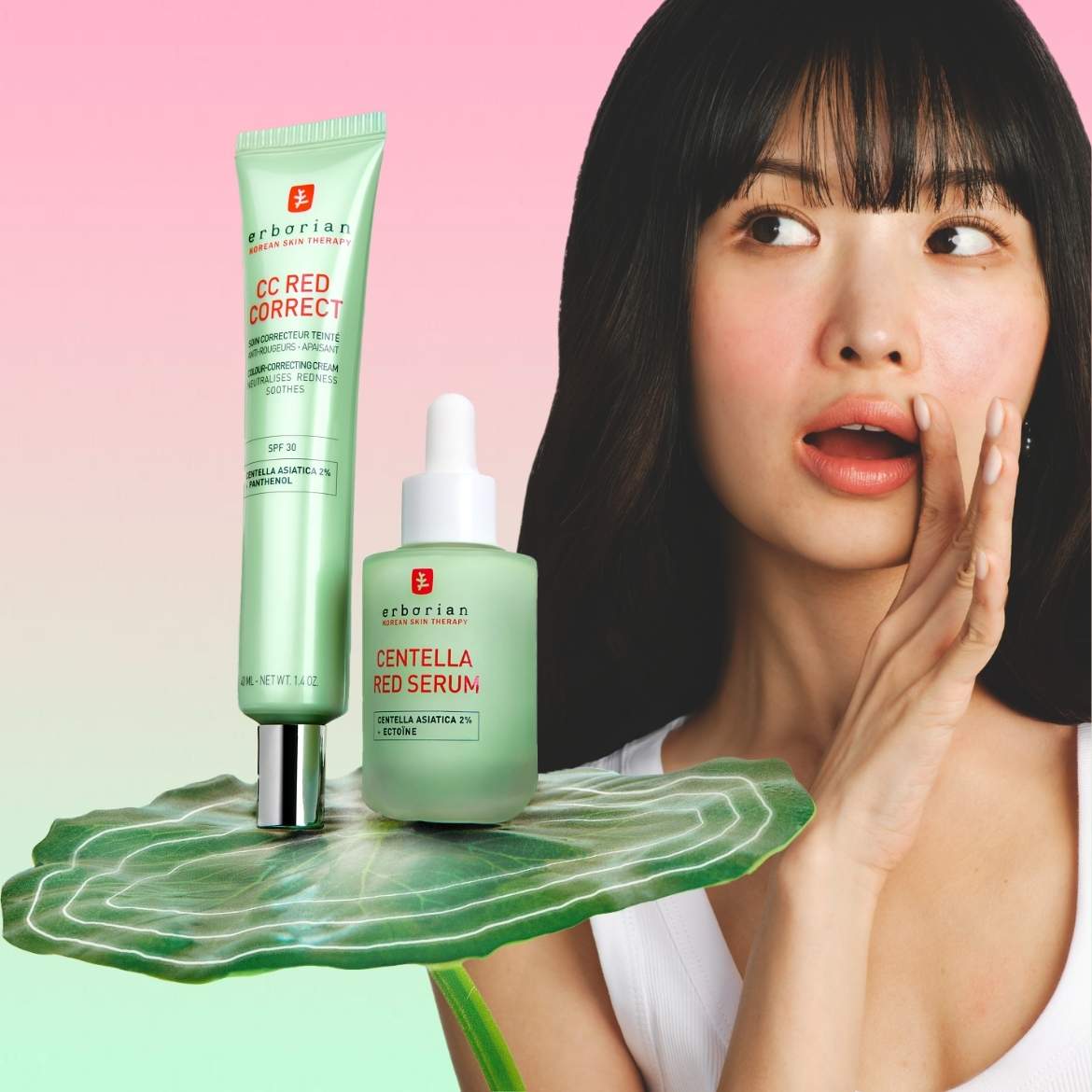 Erborian CC Red Correct tube en Centella Red Serum in een lichtgroene verpakking, gepresenteerd op een lotusblad, naast een vrouw met een verbaasde uitdrukking.