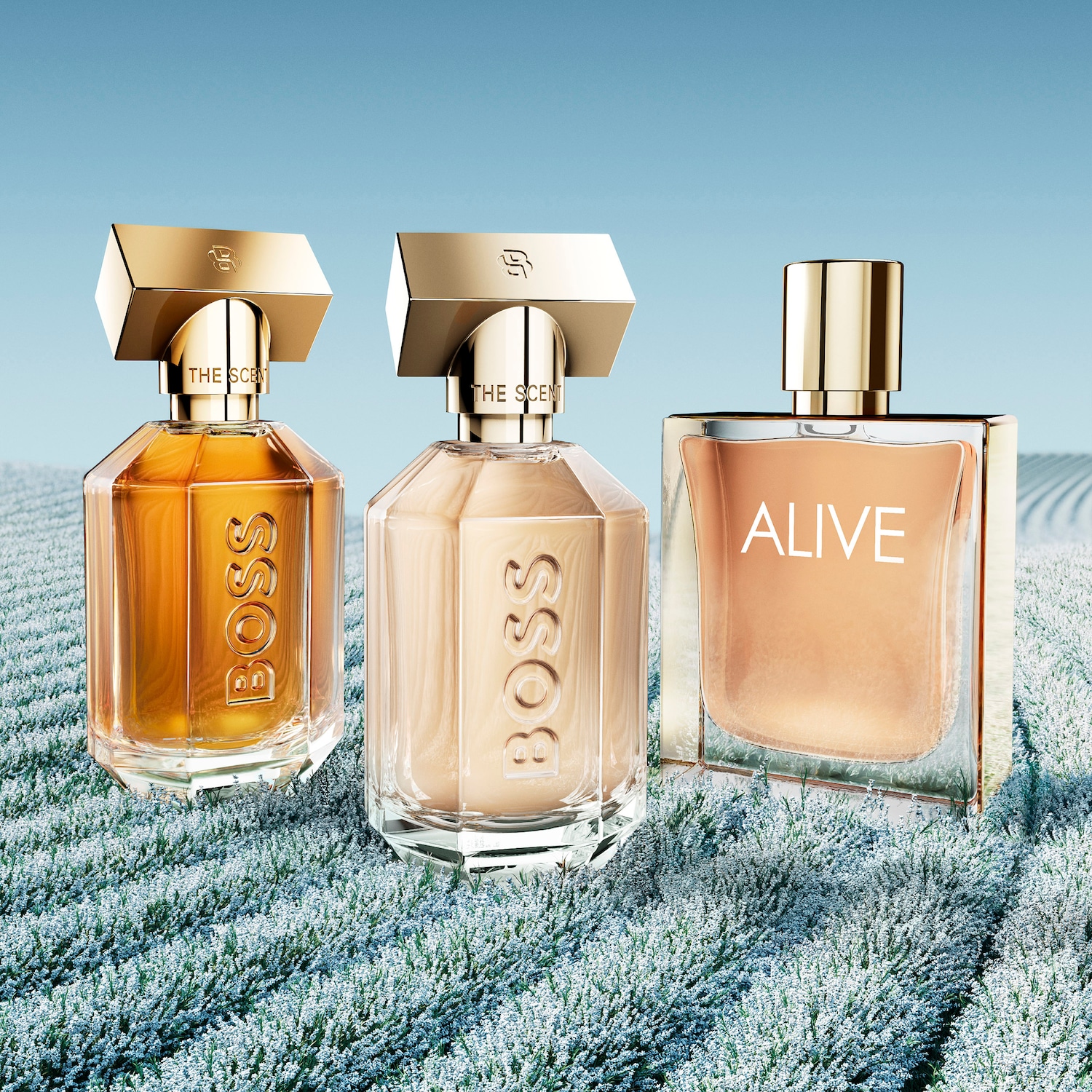 Drie flessen BOSS-parfum staan op een veld van witte bloemen, de flessen hebben gouden doppen en de namen BOSS en ALIVE staan op de flessen.