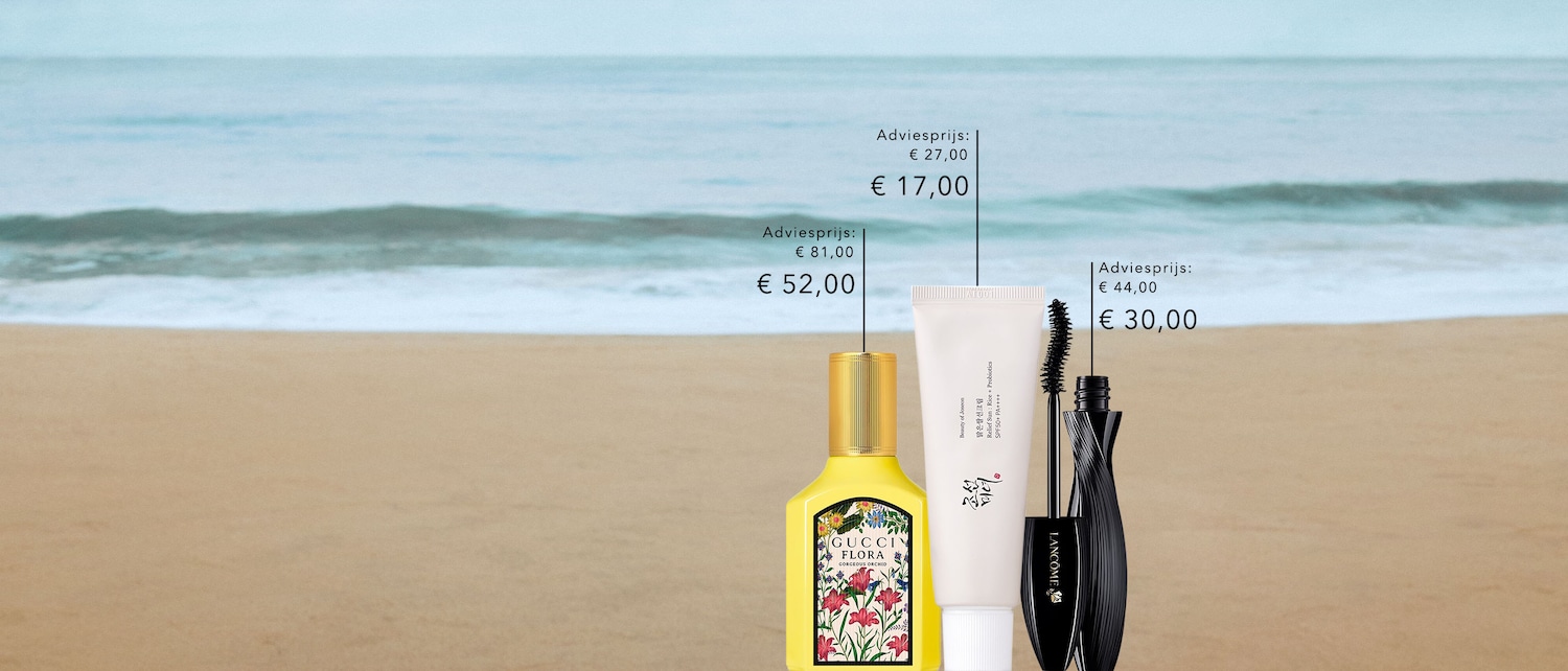 Op een strand zie je een gele fles Gucci Flora Gorgeous Orchid parfum voor €52, een witte tube Beauty of Joseon zonnebrandcrème voor €17 en een zwarte Lancôme mascara voor €30.