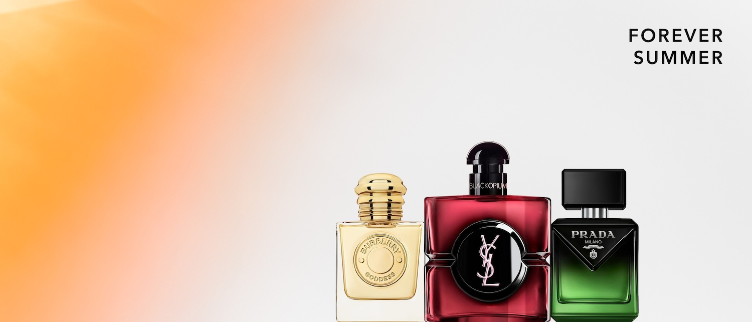 Drie parfumflesjes staan op een rij: een goudkleurig Burberry Goddess-flesje, een rood Black Opium-flesje en een groen Prada Milano-flesje, met de tekst "FOREVER SUMMER" rechtsboven.