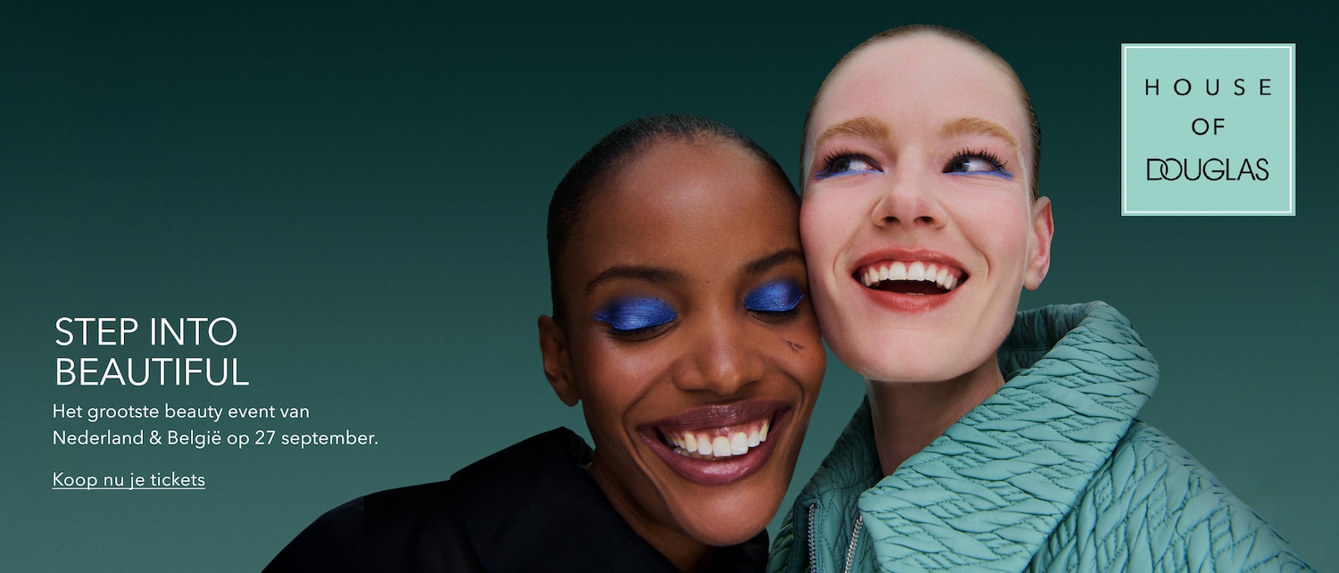 Twee lachende vrouwen met opvallende blauwe oogmake-up, de een met gesloten ogen en de ander met open ogen, promoten het "House of Douglas" evenement.