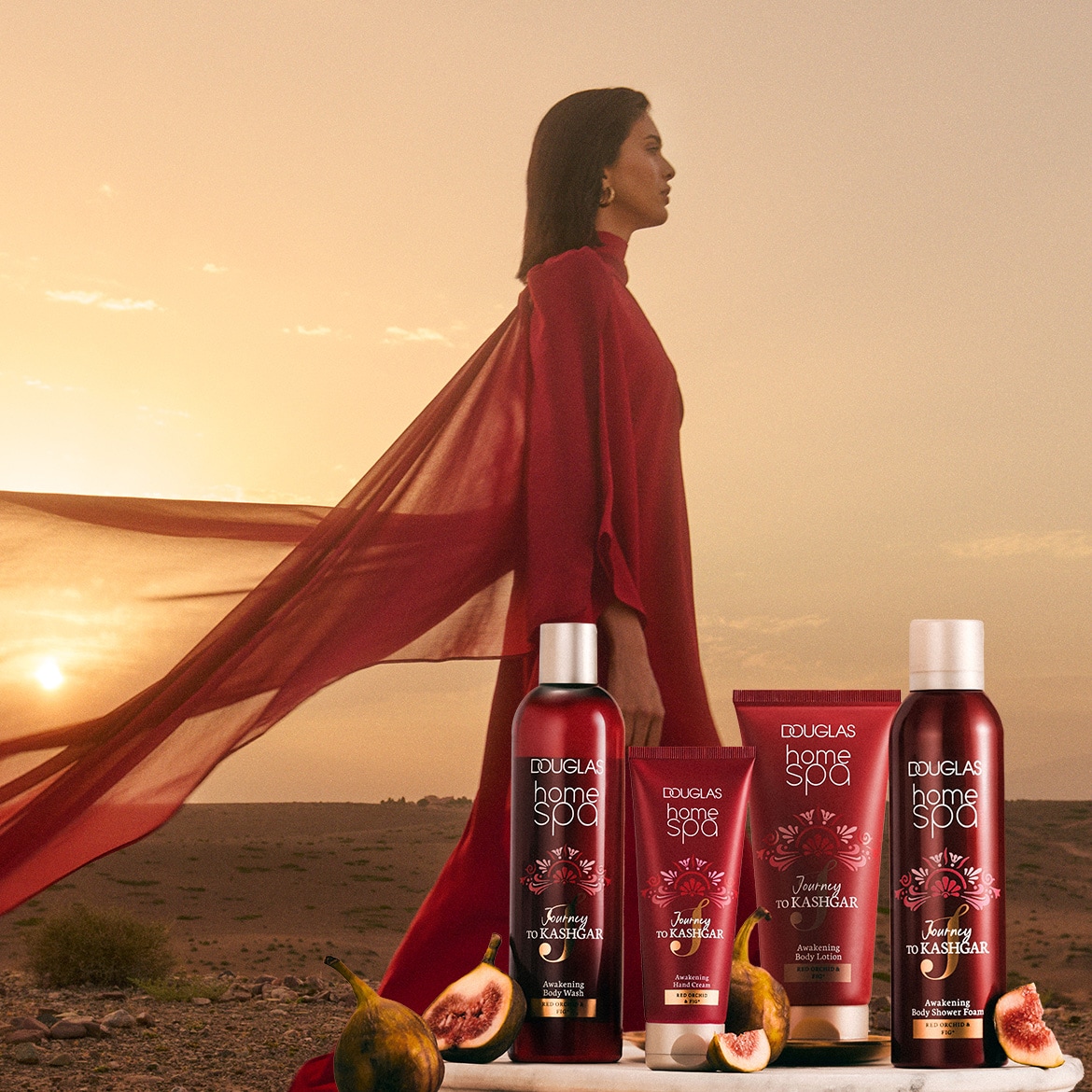 Ontdek de Douglas Home Spa collectie 'Journey to Kashgar' met rode orchidee en vijg, gepresenteerd tegen een zonsondergang.