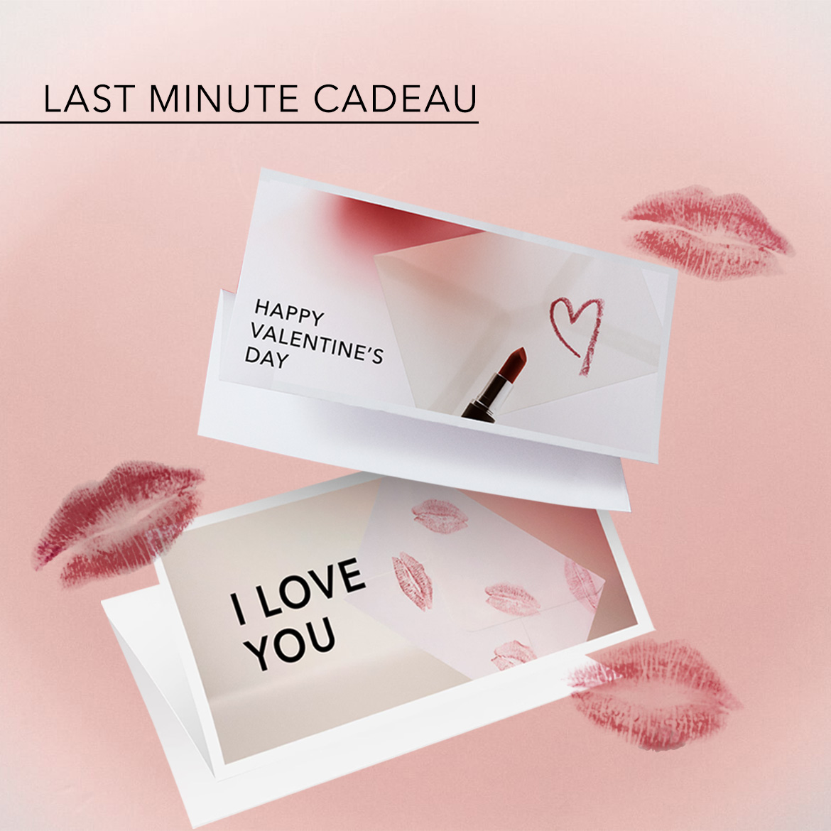 Roze achtergrond met de tekst 'Last Minute Cadeau', twee witte kaarten met de teksten 'Happy Valentine's Day' en 'I Love You', een rode lippenstift en rode kusafdrukken.