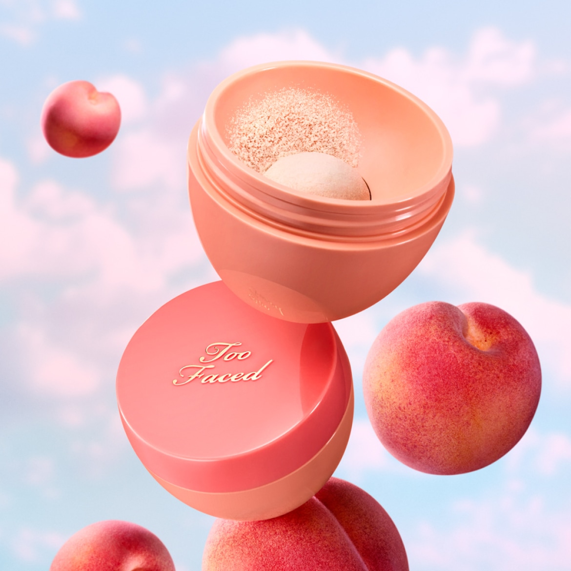 De Too Faced Peach Perfect Mattifying Setting Powder in een perzikkleurige pot met gouden letters, omringd door perziken tegen een blauwe lucht.