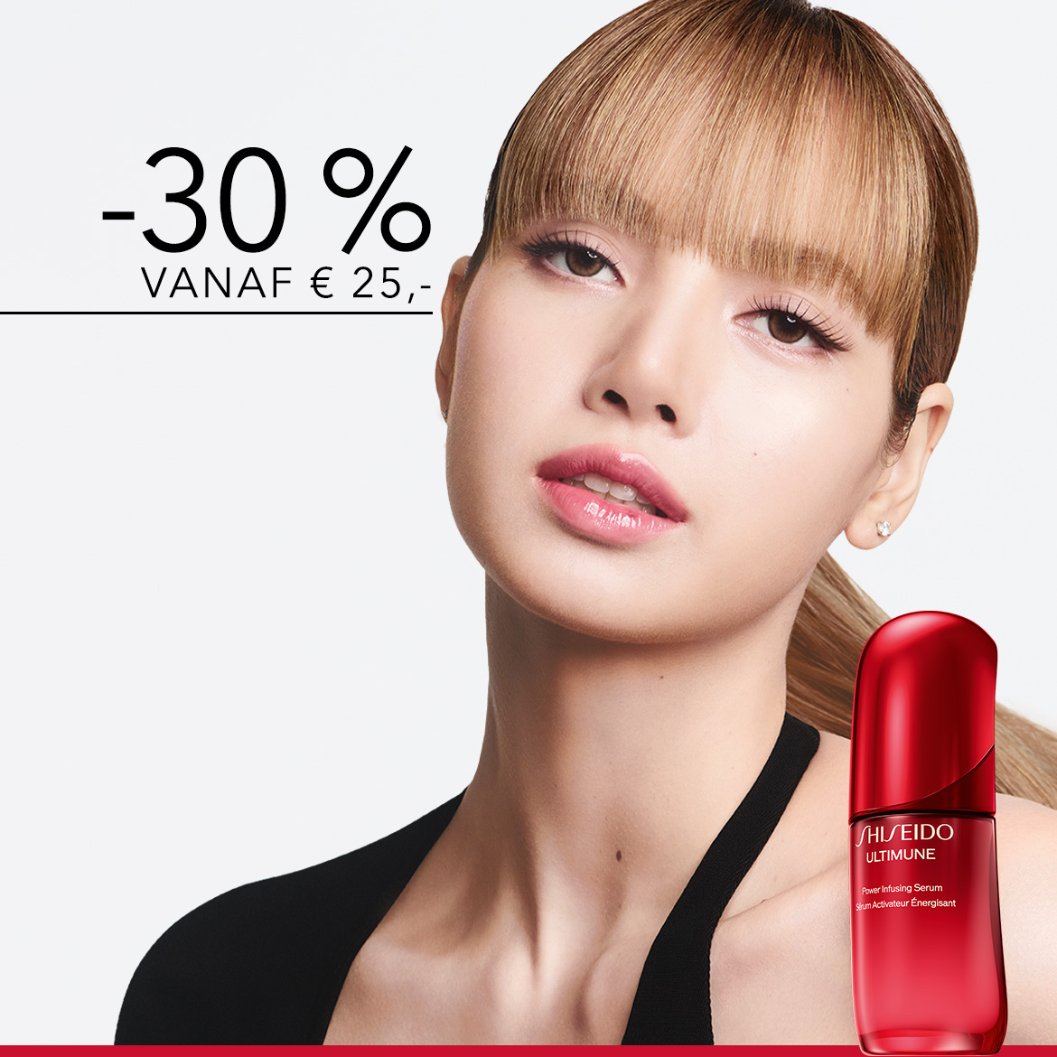 Een close-up van een vrouw met lang, lichtbruin haar en een zwarte top, die de Shiseido Ultimune Power Infusing Serum in een rode fles vasthoudt, met een promotie van 30% korting vanaf €25.