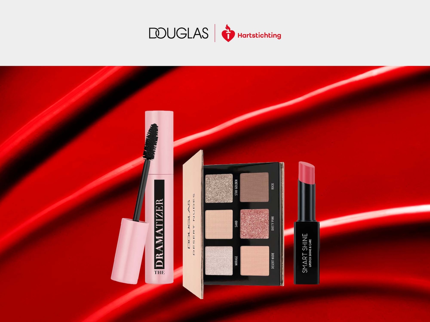 De Douglas Dramatizer mascara in een lichtroze verpakking, een Douglas Desert Nudes oogschaduwpalet met zes aardetinten en een Douglas Smart Shine lipstick in een roze tint, alles gepresenteerd op een levendige rode achtergrond.