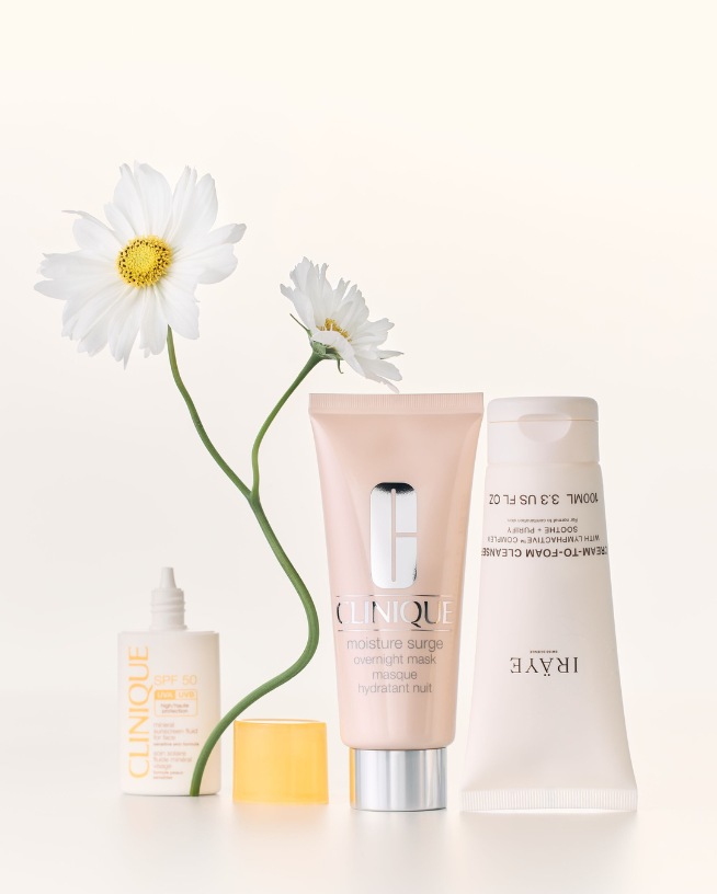 Roze Biotherm Aqua Glow Super Concentrate fles met zilveren dop, omringd door roze pioenrozen.