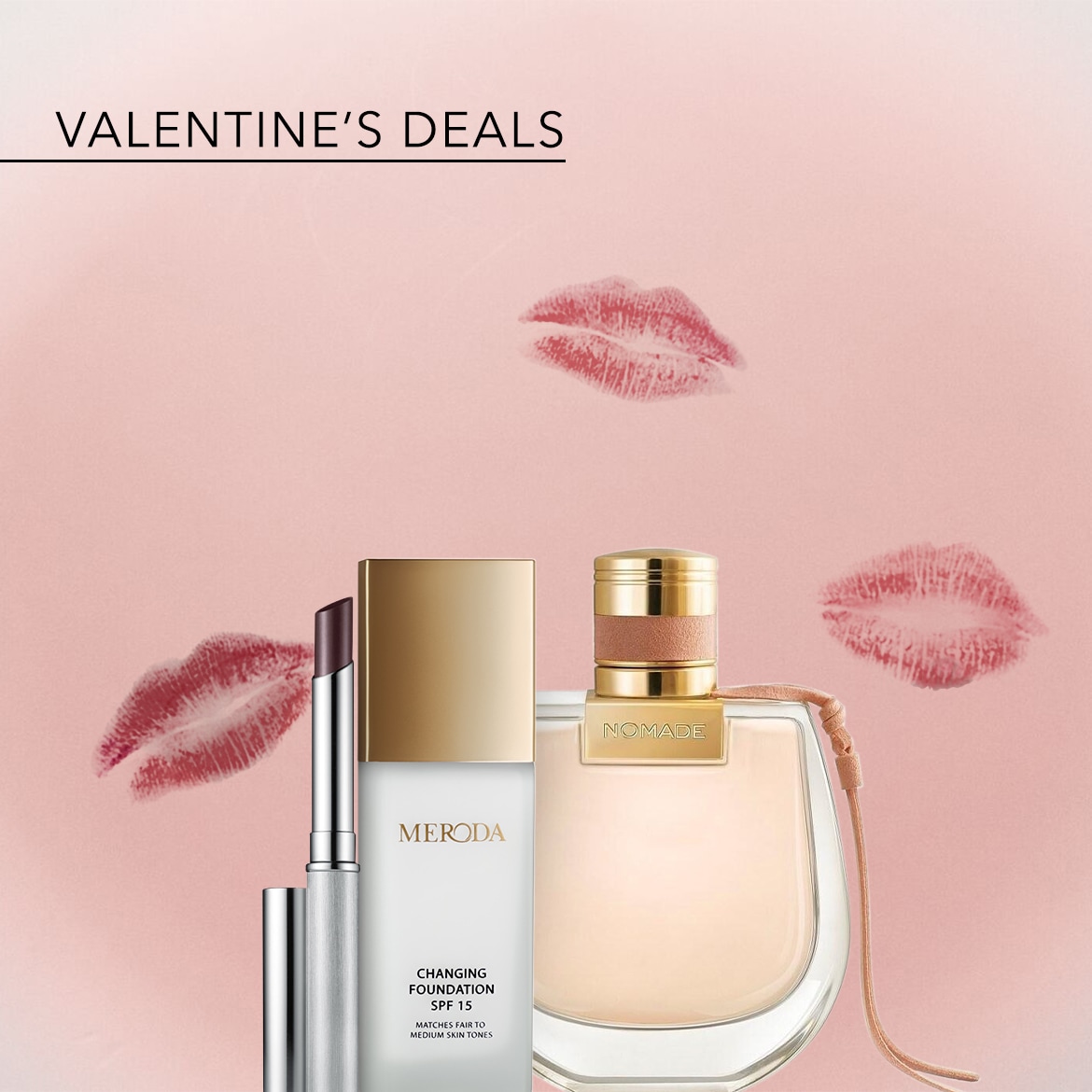 Ontdek Valentijnsdeals met een zilveren lippenstift, Meroda foundation SPF 15 voor een medium huid en Nomade parfum, tegen een roze achtergrond met kusafdrukken.