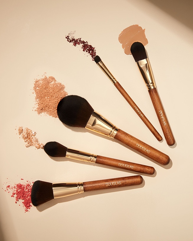 Ontdek een verzameling make-upborstels van verschillende merken zoals MAC, La Mer, Douglas en Color Love Makeup, perfect voor elke make-uplook.