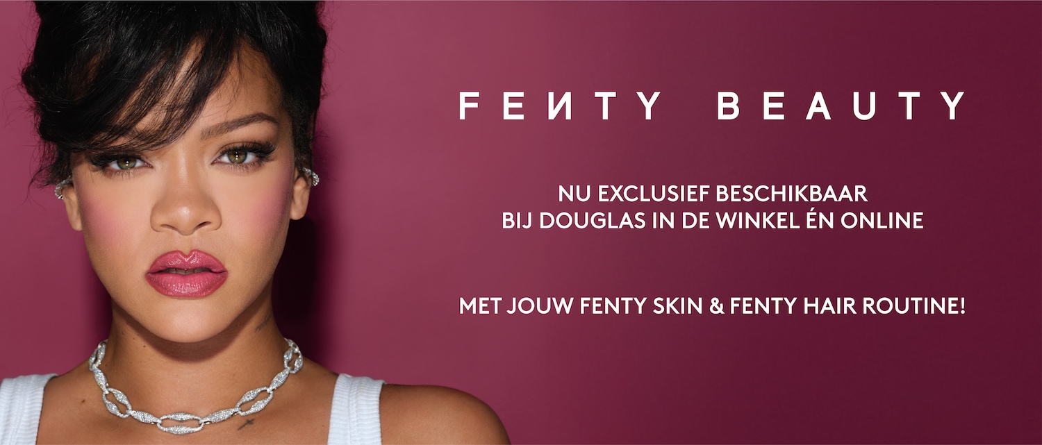 Close-up van Rihanna met roze lippenstift en een diamanten ketting, naast de tekst 'Fenty Beauty, nu exclusief verkrijgbaar bij Douglas in de winkel en online, met jouw Fenty Skin & Fenty Hair routine!'