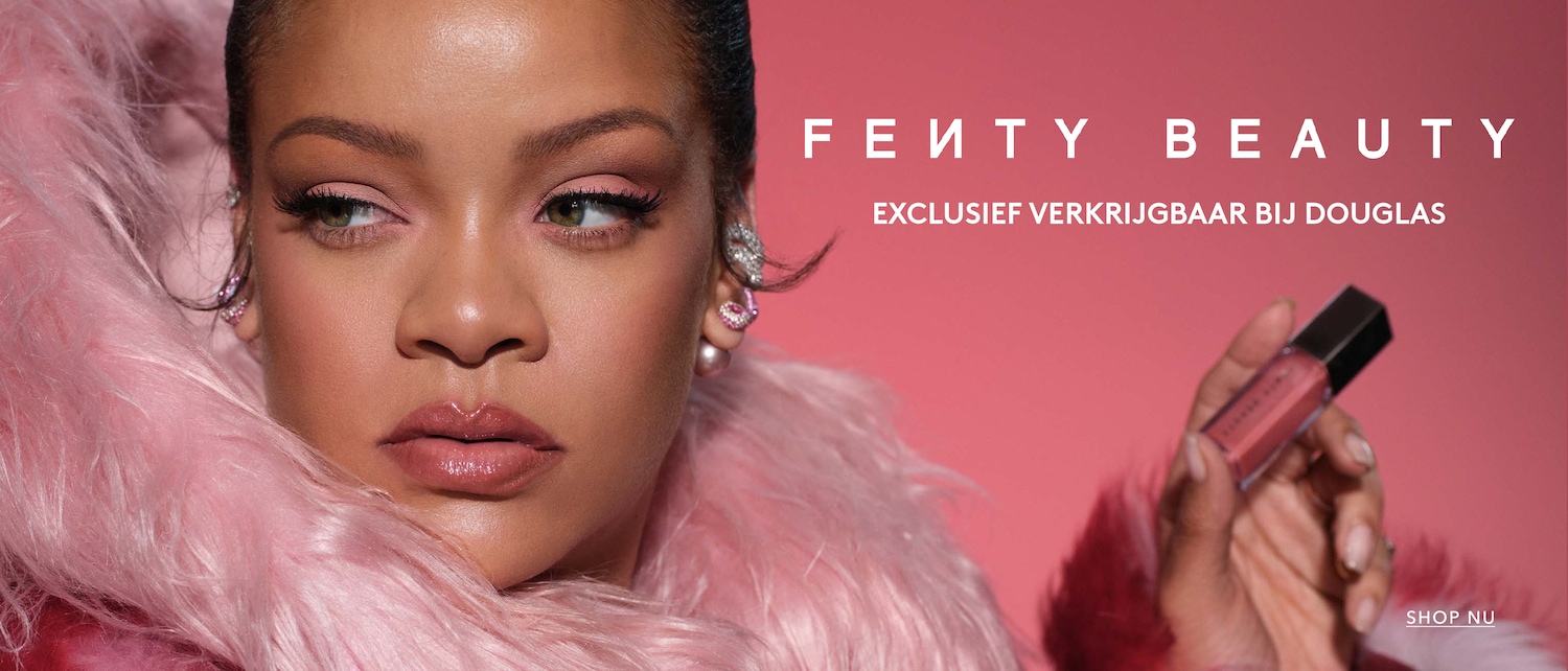 Rihanna straalt in Fenty Beauty, exclusief verkrijgbaar bij Douglas, met een roze tint op haar lippen en ogen, omringd door een zachte, roze boa. Shop nu!