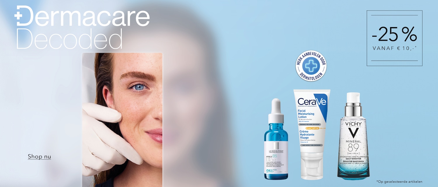 Ontdek Dermacare Decoded, waar een hand met een witte handschoen zachtjes de wang van een vrouw aanraakt, wat de zorg en precisie van huidverzorging benadrukt.