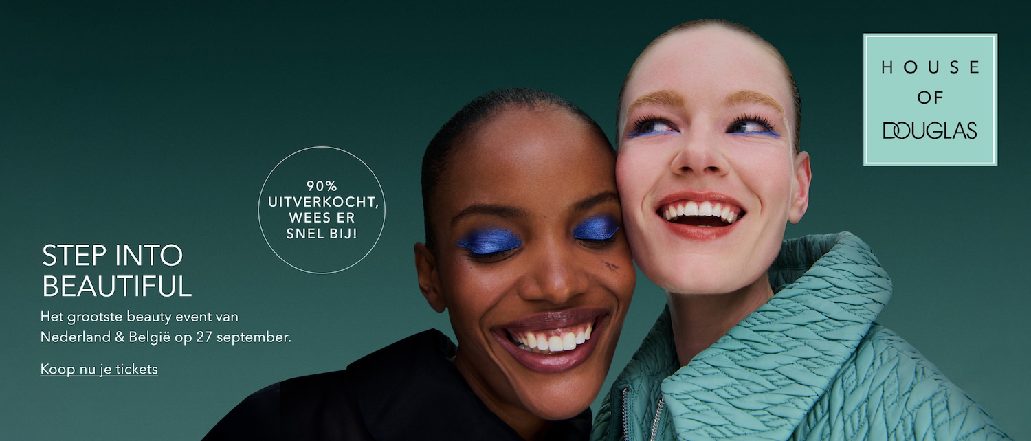 Twee lachende vrouwen met blauwe oogmake-up, de ene met gesloten ogen en de andere met open ogen, promoten het "House of Douglas" evenement.