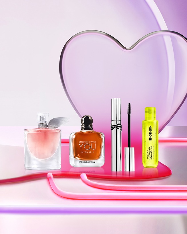 Ontdek de zomerse verrukkingen met een collectie parfums, lippenstift en Lancôme Hydra Zen crème, gepresenteerd op stenen sokkels tegen een zachtroze achtergrond.