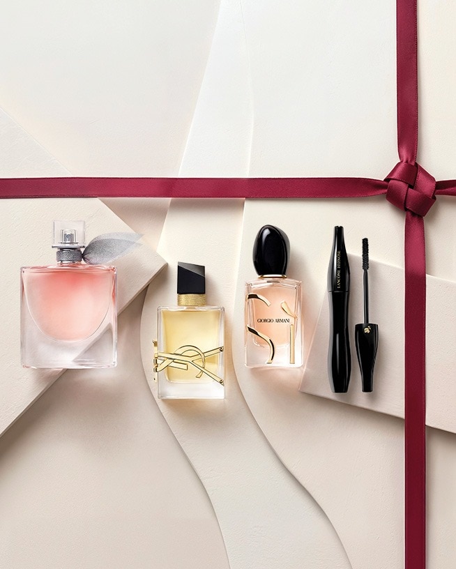 Ontdek een look voor elk tijdperk met Prada's roze parfum, Giorgio Armani's gouden parfum, YSL's roze compact poeder en Lancôme's paarse serum en bruine mascara.