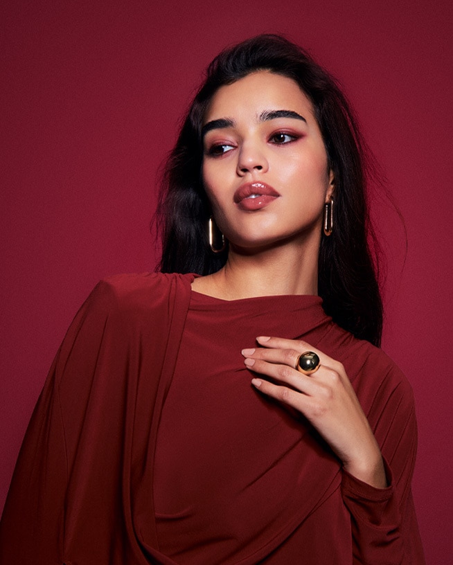 Ramadan Mubarak wensen met een witte sierlijke halve maan op een zachtblauwe achtergrond.