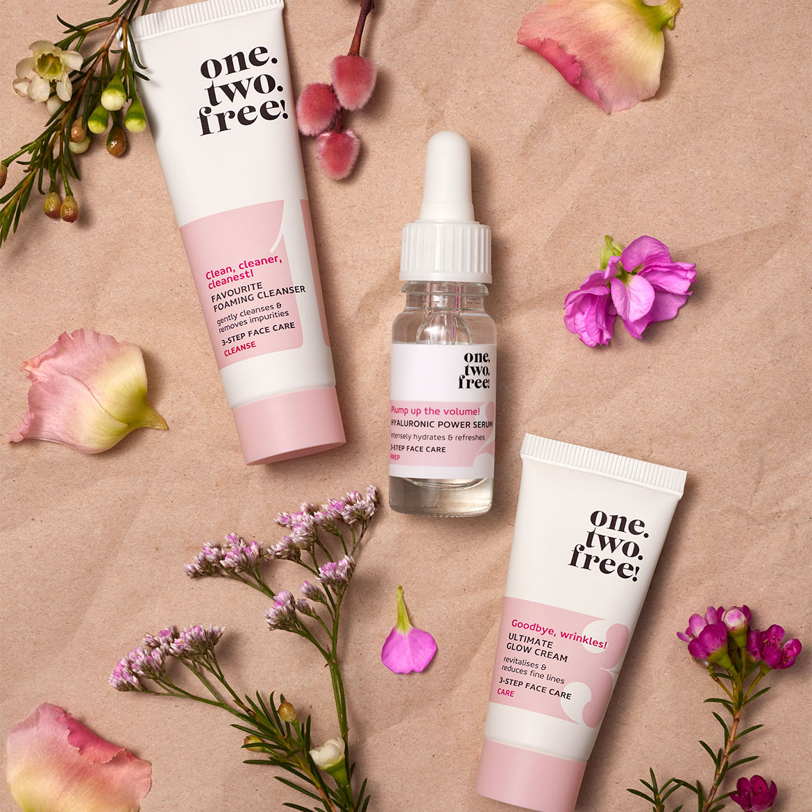 Ontdek de 'one. two. free!' huidverzorgingslijn met een favoriete schuimende reiniger, hyaluronzuur serum en een ultieme glow crème, gepresenteerd met bloemaccenten.